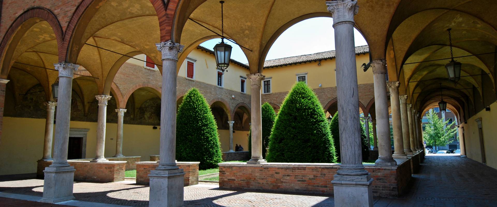Forlì, Abbazia di San Mercuriale, chiostro foto di Ernesto Sguotti